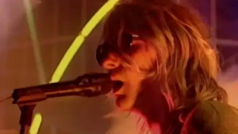 Relembre o dia que o Nirvana trolou programa de TV que obrigou banda a fazer playback