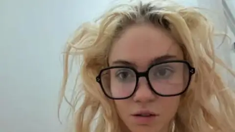 Grimes exibe uma tatuagem “inovadora” no rosto e gera reações diversas dos fãs