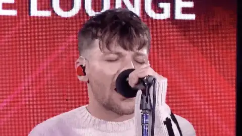 Veja Louis Tomlinson fazendo uma cover do hit "Too Sweet", de Hozier